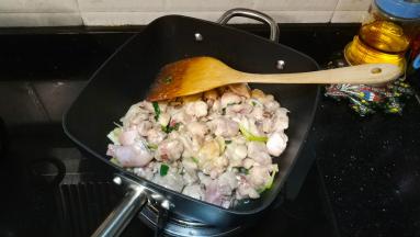 翻炒至肉变白