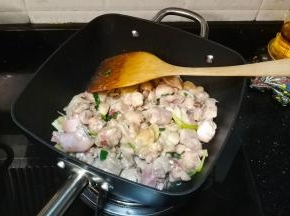 翻炒至肉变白