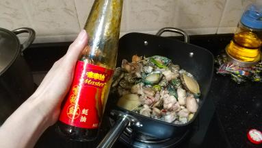 放入蚝油、料酒、豆瓣酱