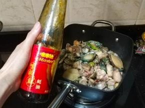 放入蚝油、料酒、豆瓣酱