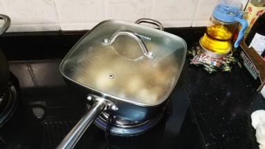 倒入没过食材的水、冰糖，大火煮开后盖上盖子转小火20分钟
