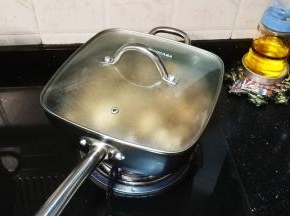 倒入没过食材的水、冰糖，大火煮开后盖上盖子转小火20分钟