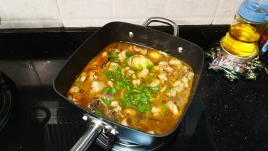 洒上葱花，汁可以不用收太干，还可以加自己喜欢的食材进去（腐竹、冬瓜、面、粉等，像打火锅一样）