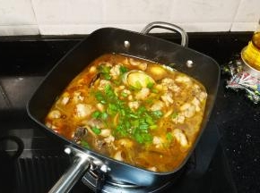 洒上葱花，汁可以不用收太干，还可以加自己喜欢的食材进去（腐竹、冬瓜、面、粉等，像打火锅一样）