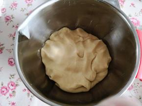 1.	将月饼粉与将转化糖浆、花生油混合，戴上一次性手套，用手将其混合物抓匀成团，盖上保鲜膜醒发30分钟，