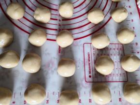 2.	再把醒发好的面皮材料，称重分份，每份25克左右，