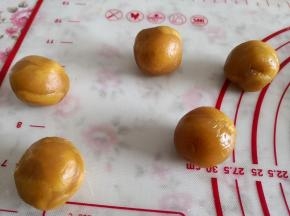 3.	把凤梨馅分成25克一个圆球，共分了16个左右，