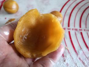 4.	取一份凤梨馅用大指按一下，呈现如图形状，