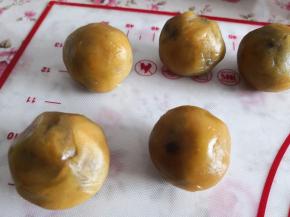 6.	这样馅料就是40克一个，捏圆备用，