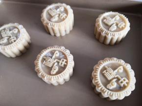 8.	再用小喷壶在做好的月饼上喷少许水，