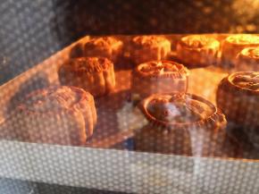 10.	烤箱上下火，中层继续烤15分钟出炉，出炉晾凉，凉透了再密封保存等待回油，大约2天左右就可以品尝了。