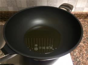 热锅倒油烧至七成热。