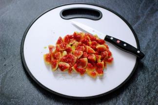 无花果去皮后用刀切成小块备用。