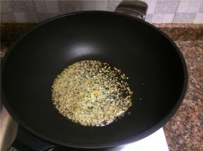 放入生姜和大蒜末翻炒出香味。