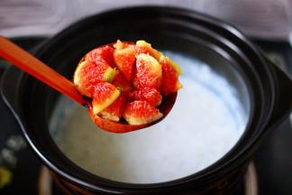 大火煮沸后，倒入无花果。