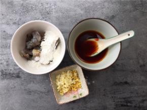 将虾去头去壳去虾线洗净后加入适量生抽、料酒和淀粉拌匀备用。取碗加入1勺生抽、1勺蚝油、1勺番茄酱、2勺清水拌匀。大蒜、生姜切碎末。