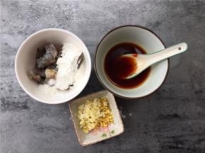 将虾去头去壳去虾线洗净后加入适量生抽、料酒和淀粉拌匀备用。取碗加入1勺生抽、1勺蚝油、1勺番茄酱、2勺清水拌匀。大蒜、生姜切碎末。