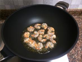 放入虾炸至两面酥脆。
