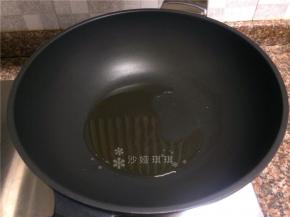 将虾沥出，锅里留少量油。