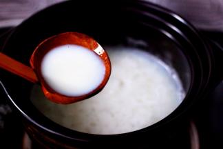 这个时候可以倒入牛奶了。