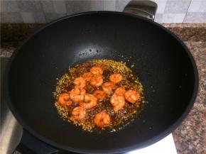 放入虾仁翻炒至汤汁浓稠即可。