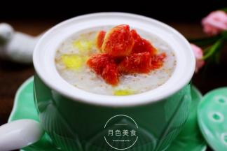 做好的无花果金燕耳牛奶羹盛入碗里。