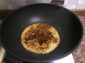 倒入酱汁煮开。