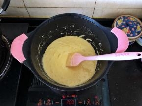 4、小火翻炒至完全融化。