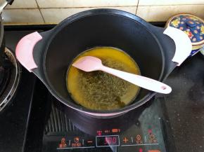 2、黄油倒入不粘锅中，小火加热，加热至融化。