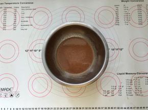 3、用蛋抽搅打均匀。