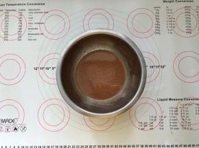 3、用蛋抽搅打均匀。