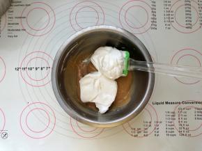 8、取一半蛋白霜放入比利时大黑雪糕糊中。