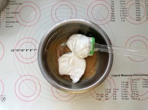 8、取一半蛋白霜放入比利时大黑雪糕糊中。