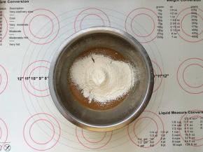 5、筛入低筋面粉。