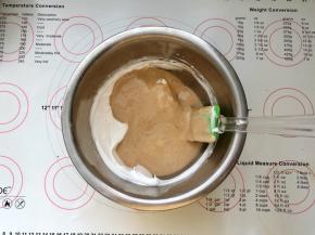 10、反倒入剩余的蛋白霜中。