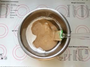 10、反倒入剩余的蛋白霜中。