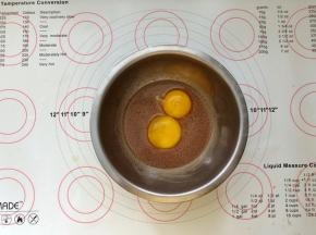 4、倒入蛋黄搅拌均匀。