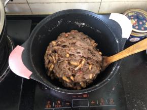 8、快速翻拌均匀，混合至四周都被糖给包裹住就可以了。