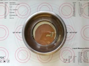 2、把融化后的比利时大黑雪糕液称量出此次制作所需的重量，然后倒入玉米油。