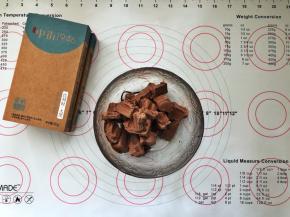 1、首先把比利时大黑雪糕分成小块放入碗中室温融化。