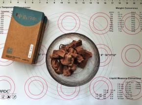 1、首先把比利时大黑雪糕分成小块放入碗中室温融化。