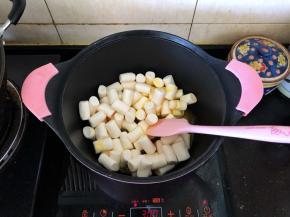 3、倒入棉花糖。