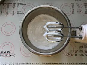 7、蛋白中加入白糖打至硬性发泡。