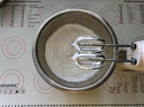 7、蛋白中加入白糖打至硬性发泡。