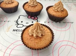 18、在放凉的杯子蛋糕表面装饰一下即可。