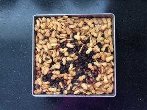 1、把饼干和干果一起倒入烤盘中混合均匀后备用。