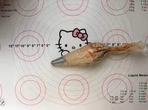 17、装入裱花袋，裱花袋提前装入齿形裱花嘴。