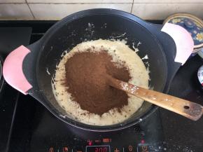 5、倒入奶粉和可可粉。