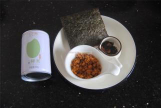 准备好食材，大米我用的是九阳鲜米，好处在于一罐水一罐米，绝对能煮出口感刚好的大米饭，肉松的口味看个人喜好来选择。