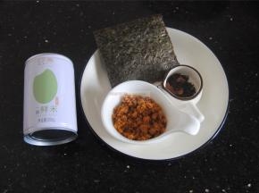 准备好食材，大米我用的是九阳鲜米，好处在于一罐水一罐米，绝对能煮出口感刚好的大米饭，肉松的口味看个人喜好来选择。